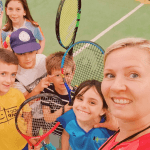 Lezione di tennis per bambini con istruttore.