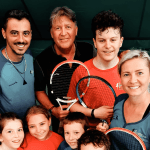 Famiglia sorridente con racchette da tennis.