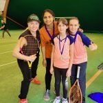 Gruppo di giovani tennisti con medaglie.