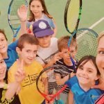 Bambini felici lezione tennis selfieallenatrice