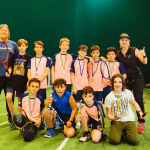 Squadra giovanile di tennis con medaglie e trofei.
