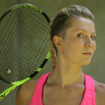 Giocatrice tennis ritratto con racchetta.